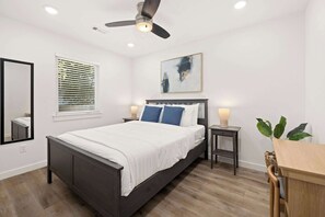 2 bedrooms, desk, iron/ironing board, WiFi - Benton Blue-1/2 Mi to Downtown-Perfect for Bikers (Bentonville)