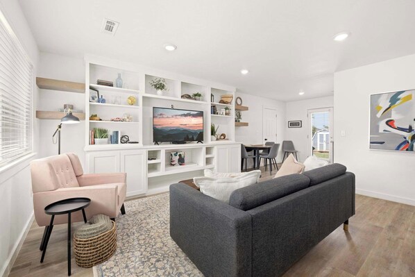 TV, DVD player, offices - Benton Blue-1/2 Mi to Downtown-Perfect for Bikers (Bentonville)