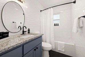 Regadera, secadora de cabello, toallas 