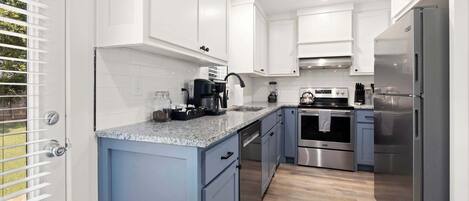 Réfrigérateur, four à micro-ondes, un four, surface de cuisson