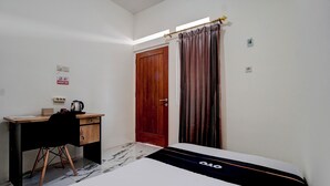 Une chambre à coucher avec un lit, un bureau et une chaise.