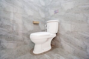 Phòng đôi Tiêu chuẩn | Phòng tắm | Buồng tắm vòi sen, giấy vệ sinh 