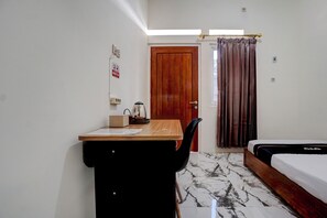 Standard Double Room | Bed sheets - OYO 94766 Tapak Liman Syariah (Malang)