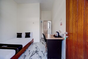 Standard Double Room | Bed sheets - OYO 94766 Tapak Liman Syariah (Malang)