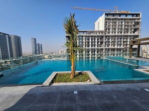 شقة - غرفة نوم واحدة - بمسبح خاص - منظر للم�دينة | حمام سباحة | حمّام سباحة خارجي