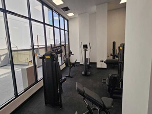 Departamento, 1 habitación, alberca privada, vista a la ciudad | Sala de fitness