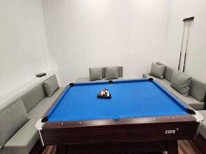 Departamento, 1 habitación, alberca privada, vista a la ciudad | Sala de juegos