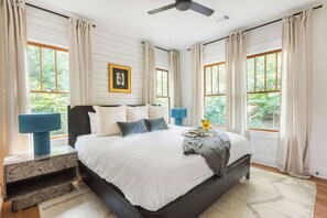 2 bedrooms, iron/ironing board, WiFi, bed sheets - Urbanchella Summary: (Atlanta)