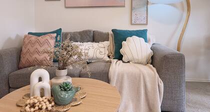 Bentleigh Cozy Private 1BR – 5min Train & CafesShops