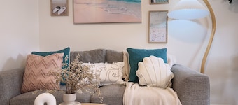 Bentleigh Cozy Private 1BR – 5min Train & CafesShops