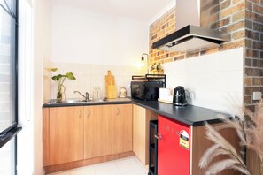 Réfrigérateur, micro-ondes, bouilloire électrique, grille-pain