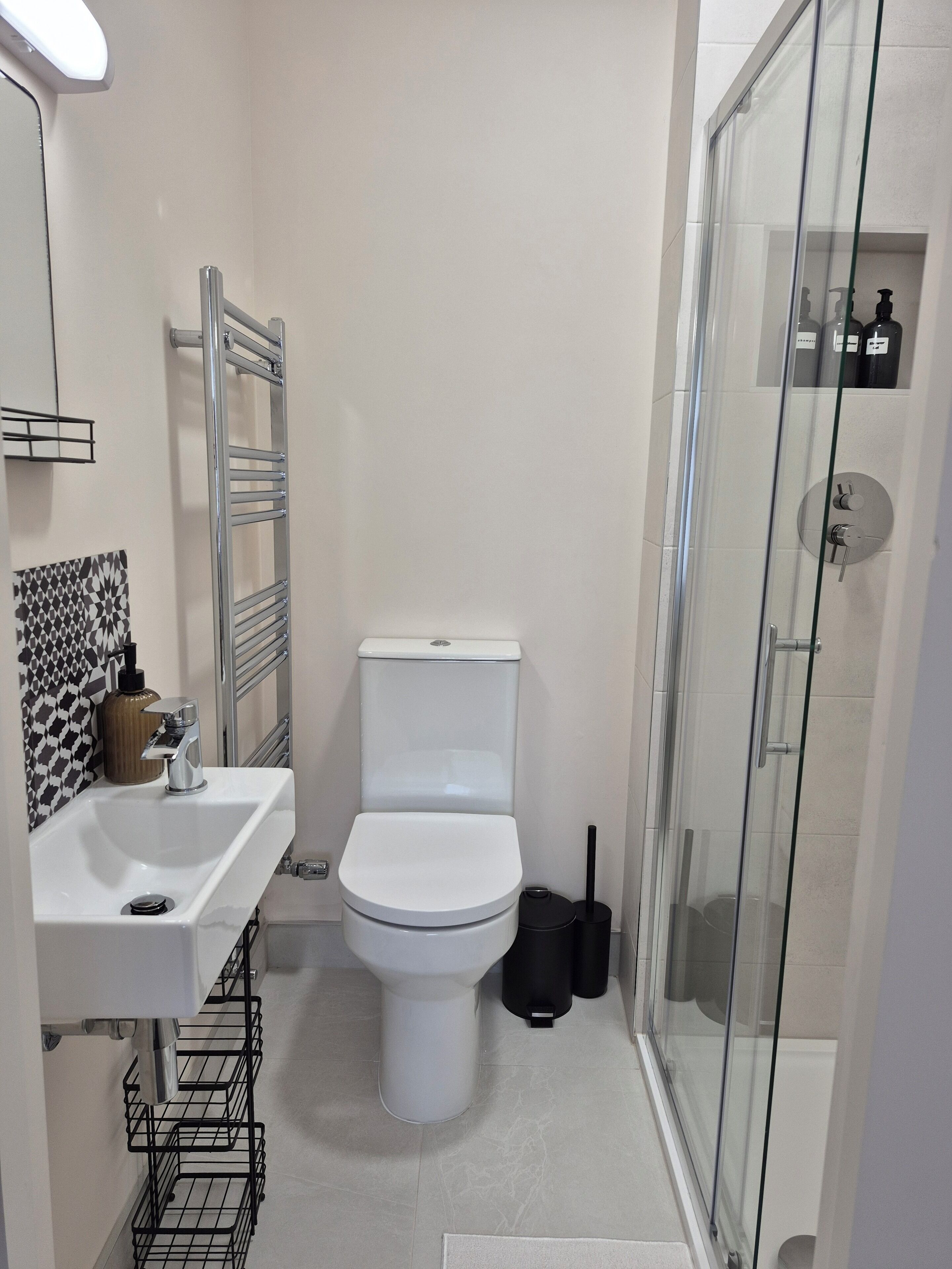 シャワー、ヘアドライヤー、タオル、石鹸