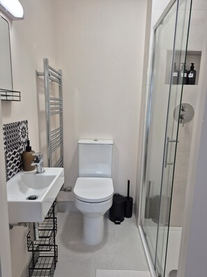 Dusche, Haartrockner, Handtücher, Seife