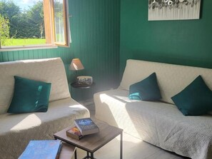 Una televisión, una mesa de tenis de mesa