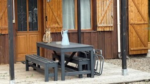Outdoor dining - Cottage with covered pool in Auvergne (Le Theil)
