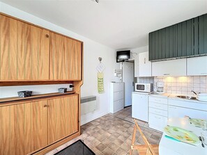 Kühlschrank, Mikrowelle, Herdplatte, Wasserkocher mit Kaffee-/Teezubehör