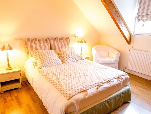 1 bedroom, bed sheets