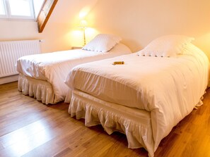 1 bedroom, bed sheets