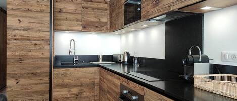 Réfrigérateur, four à micro-ondes, un four, surface de cuisson