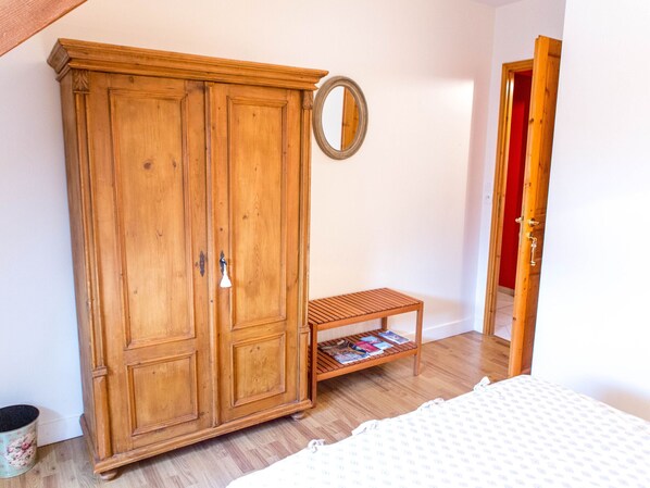 1 bedroom, bed sheets