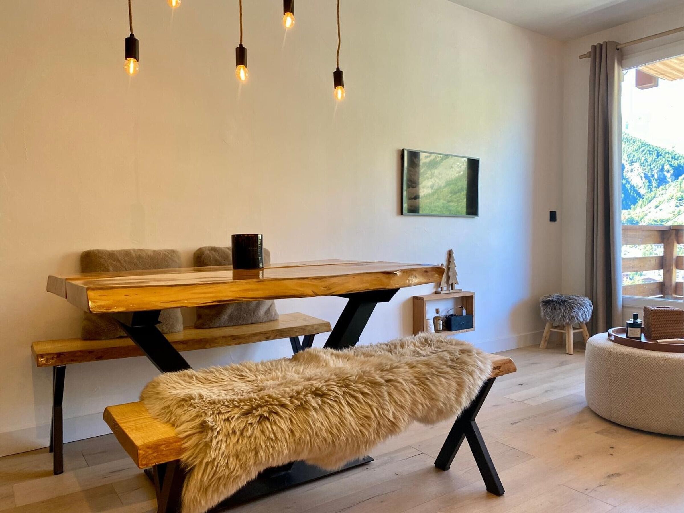 Un salon moderne avec un banc en bois, une petite table et un plaid en fourrure.