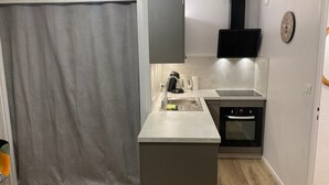 A compact kitchen with a built-in oven, a microwave, and a sink. - Studio cabin for 4 people, 3* with NW facing balcony (Valloire)