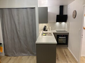 Réfrigérateur, four à micro-ondes, lave-vaisselle