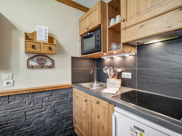 Fridge, stovetop, dishwasher, coffee/tea maker