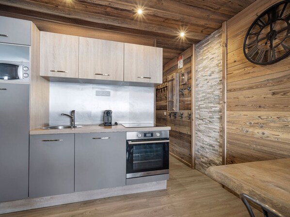 Fridge, oven, dishwasher, coffee/tea maker