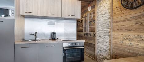 Kühlschrank, Ofen, Geschirrspüler, Wasserkocher mit Kaffee-/Teezubehör