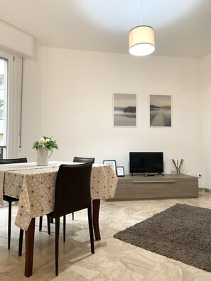 Apartment, 2 Bedrooms | Dining room