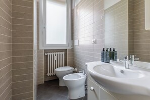 Apartamento, 2 habitaciones | Baño | Ducha, secador de pelo, toallas y jabón