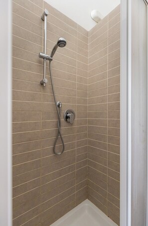 Apartamento, 2 habitaciones | Baño | Ducha, secador de pelo, toallas y jabón