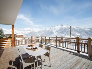 Outdoor dining - 3-Bedroom Apt in Les Saisies, 8 ppl, near slopes (Les Saisies)