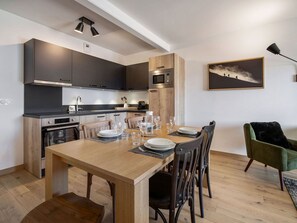 Réfrigérateur, four à micro-ondes, un four, surface de cuisson