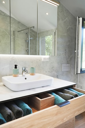 Dusche, HandtĂŒcher, Toilettenpapier