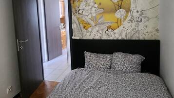 2 bedrooms, iron/ironing board, WiFi, bed sheets