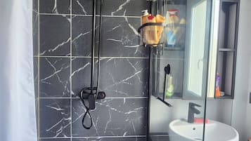 Douche, sèche-cheveux, serviettes fournies, savon