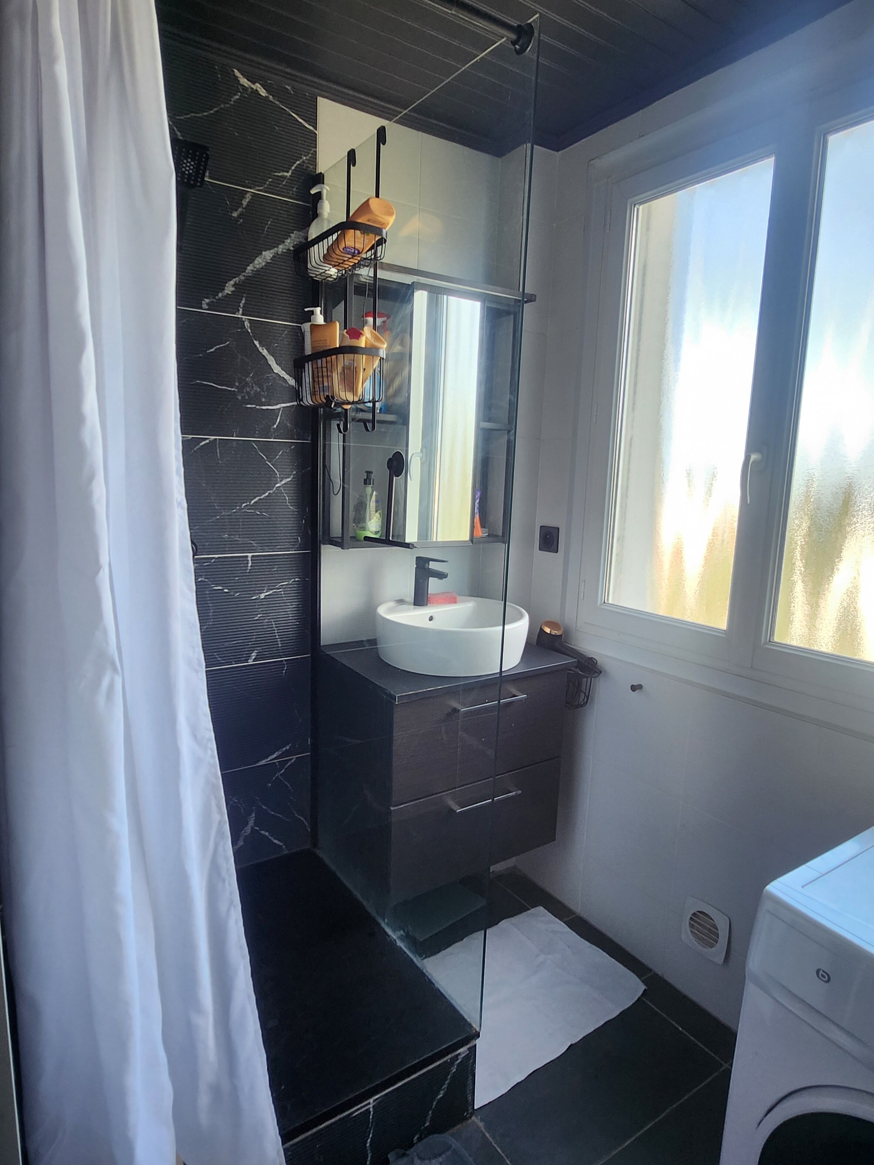 Regadera, secadora de cabello, toallas, jabón 