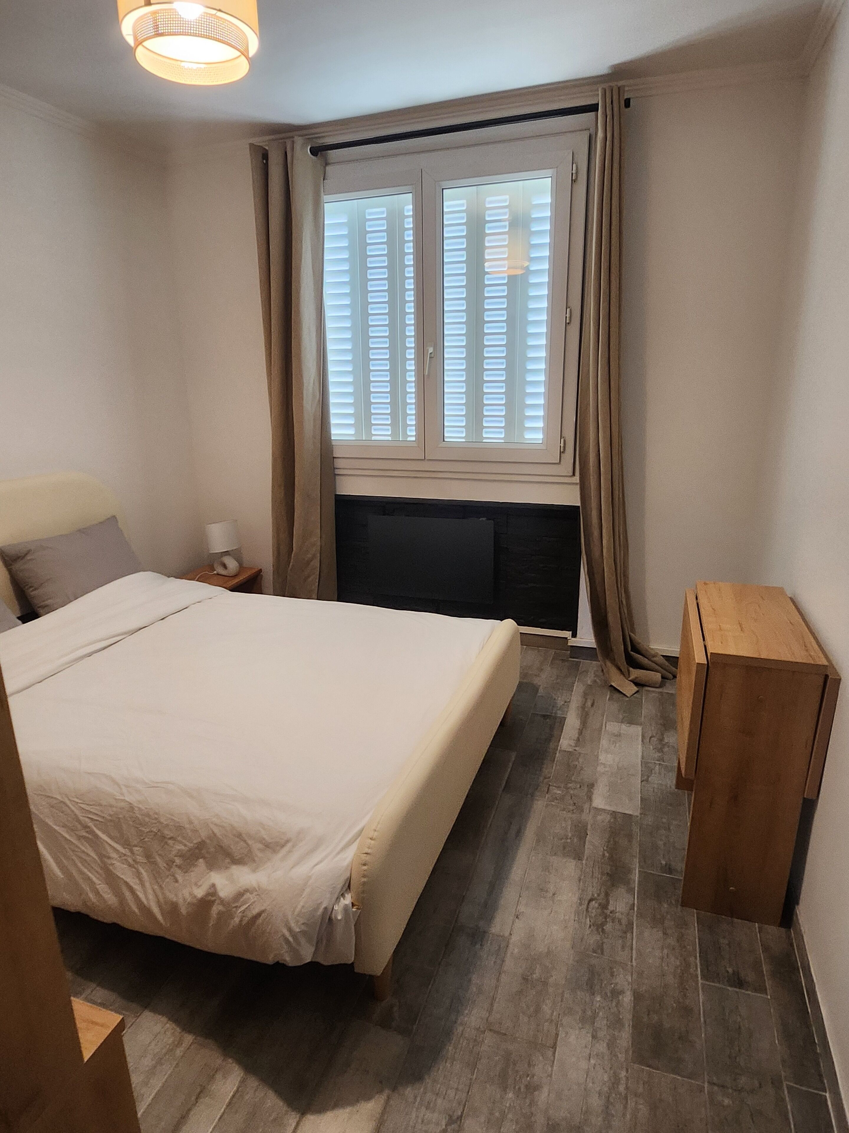 2 habitaciones, tabla de planchar con plancha, wifi y ropa de cama 