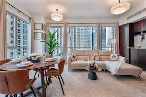 Appartement Deluxe, 1 chambre, vue sur le canal | Aire de séjour | Téléviseur à écran plat de 46 po avec télévision numérique, Netflix
