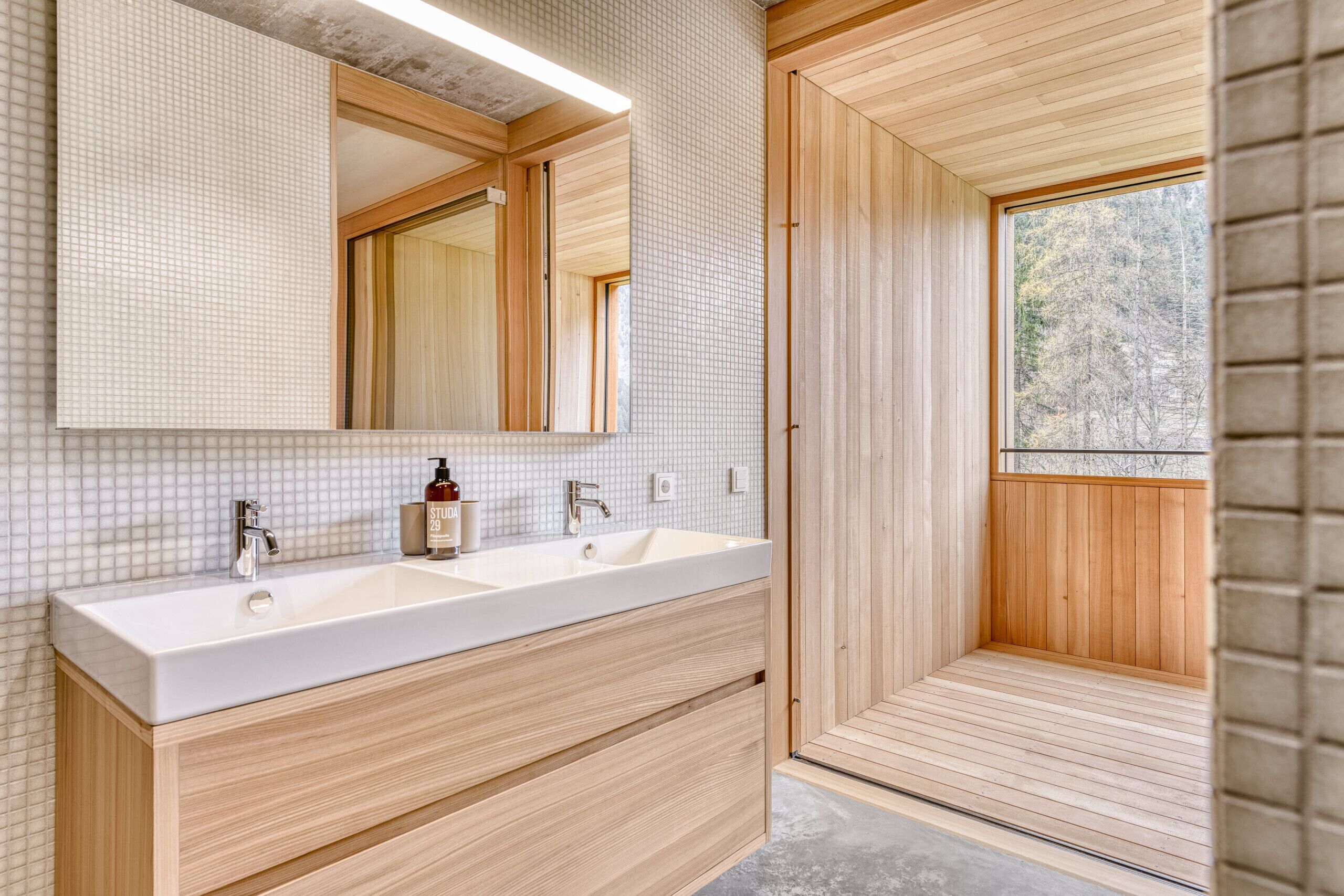 Regadera, secadora de cabello, toallas 