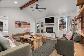 TV, fireplace - Club Fritz - Karaoke Lounge, Pool & Hot Tub (Fredericksburg)