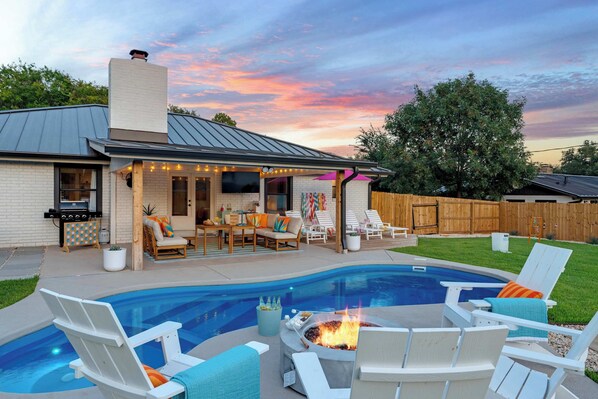 Pool - Club Fritz - Karaoke Lounge, Pool & Hot Tub (Fredericksburg)