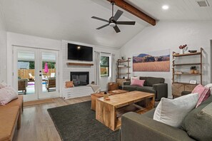 TV, fireplace - Club Fritz - Karaoke Lounge, Pool & Hot Tub (Fredericksburg)