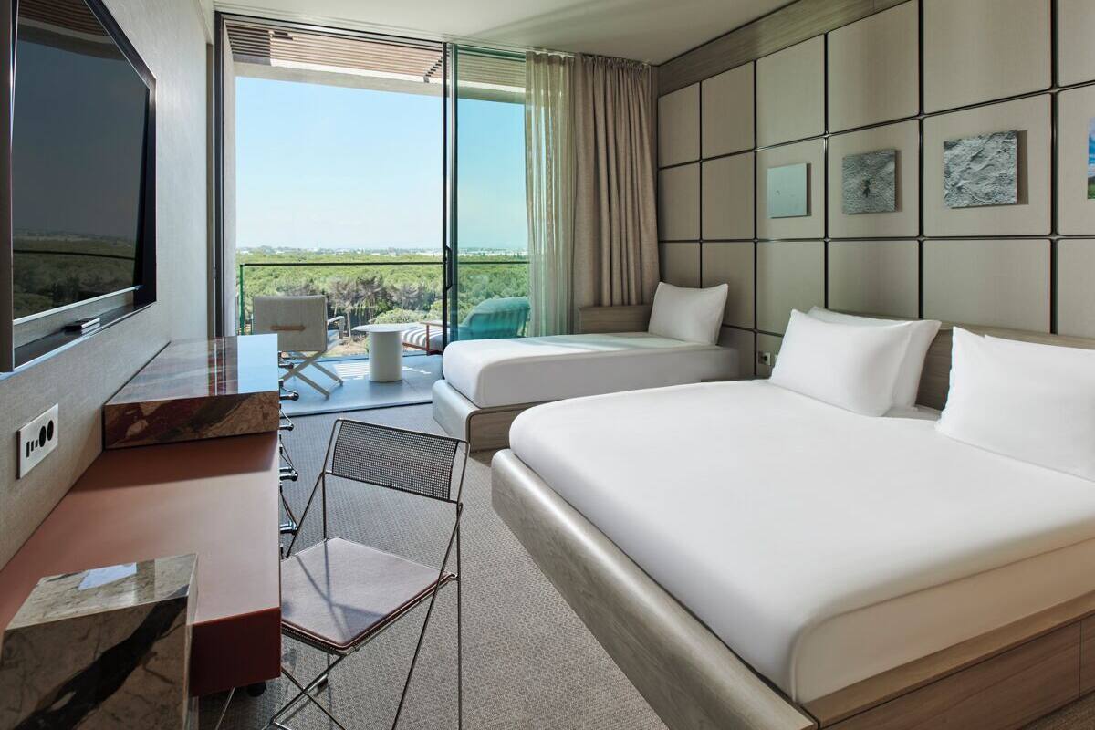 Luxe beddengoed, een minibar, een kluis op de kamer, geluiddichte muren