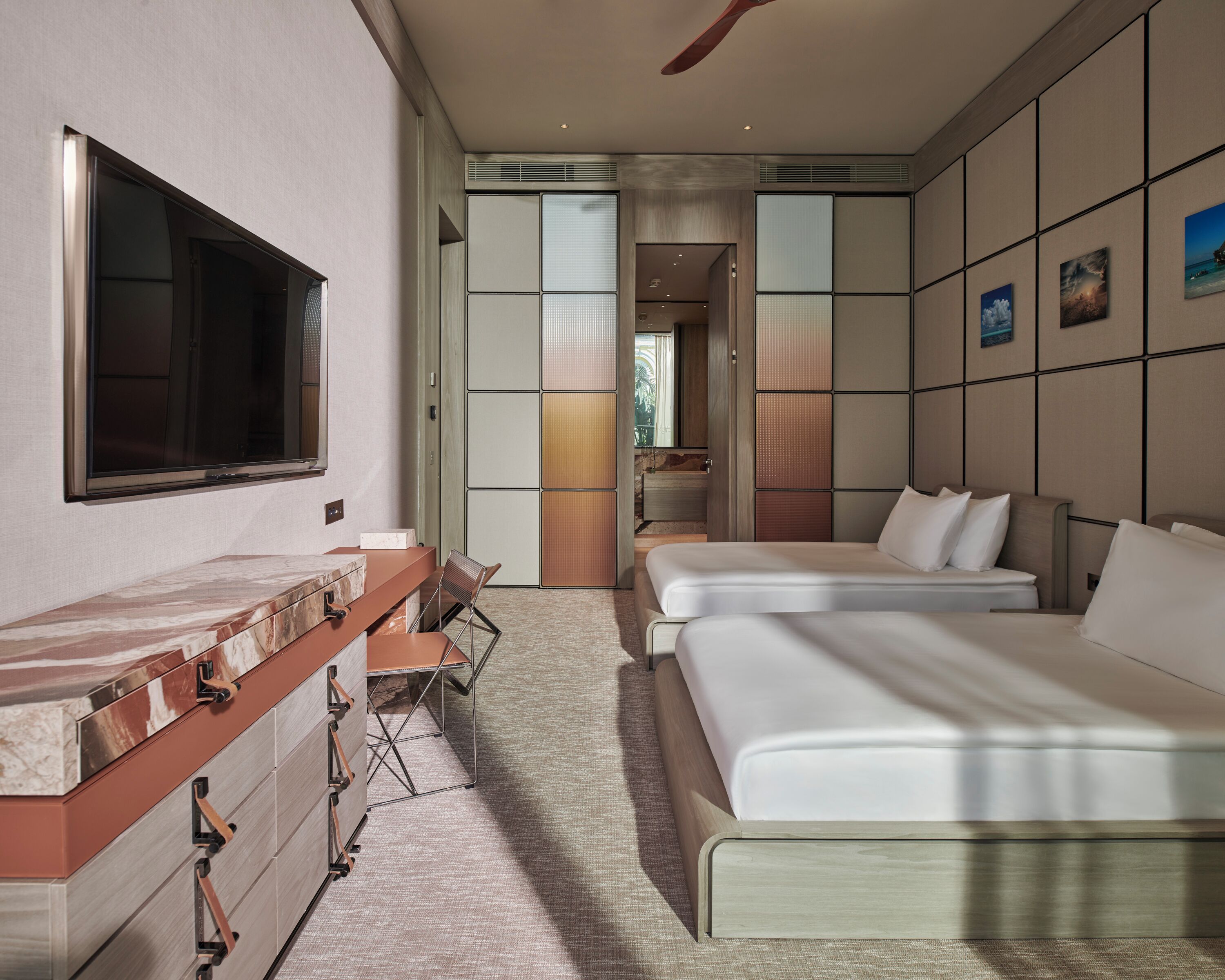 Luxe beddengoed, een minibar, een kluis op de kamer, geluiddichte muren