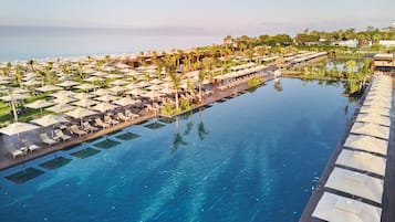 Una piscina techada, una piscina al aire libre de temporada