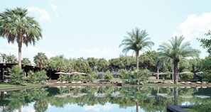 Een binnenzwembad, een seizoensgebonden buitenzwembad