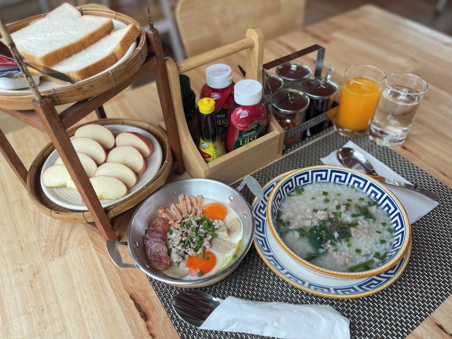 Une table dressée pour le repas, avec du pain, de la soupe et des condiments.